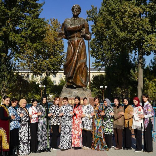 Students of the Namangan Branch of the Tashkent International University of Chemistry visited the Writers’ Alley and became closely acquainted with the life and works of prominent figures of Uzbek literature.