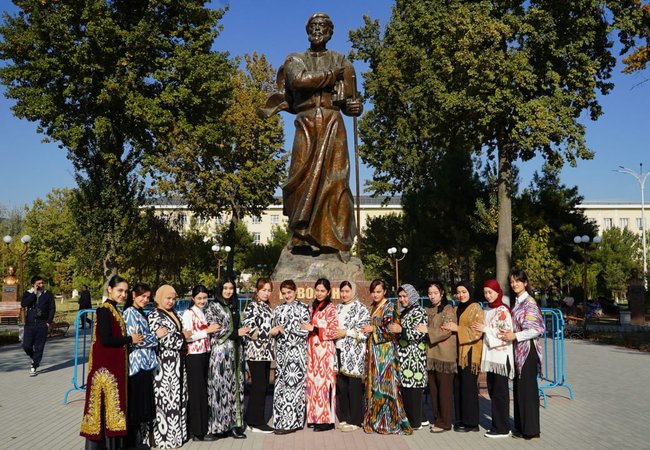 Students of the Namangan Branch of the Tashkent International University of Chemistry visited the Writers’ Alley and became closely acquainted with the life and works of prominent figures of Uzbek literature.